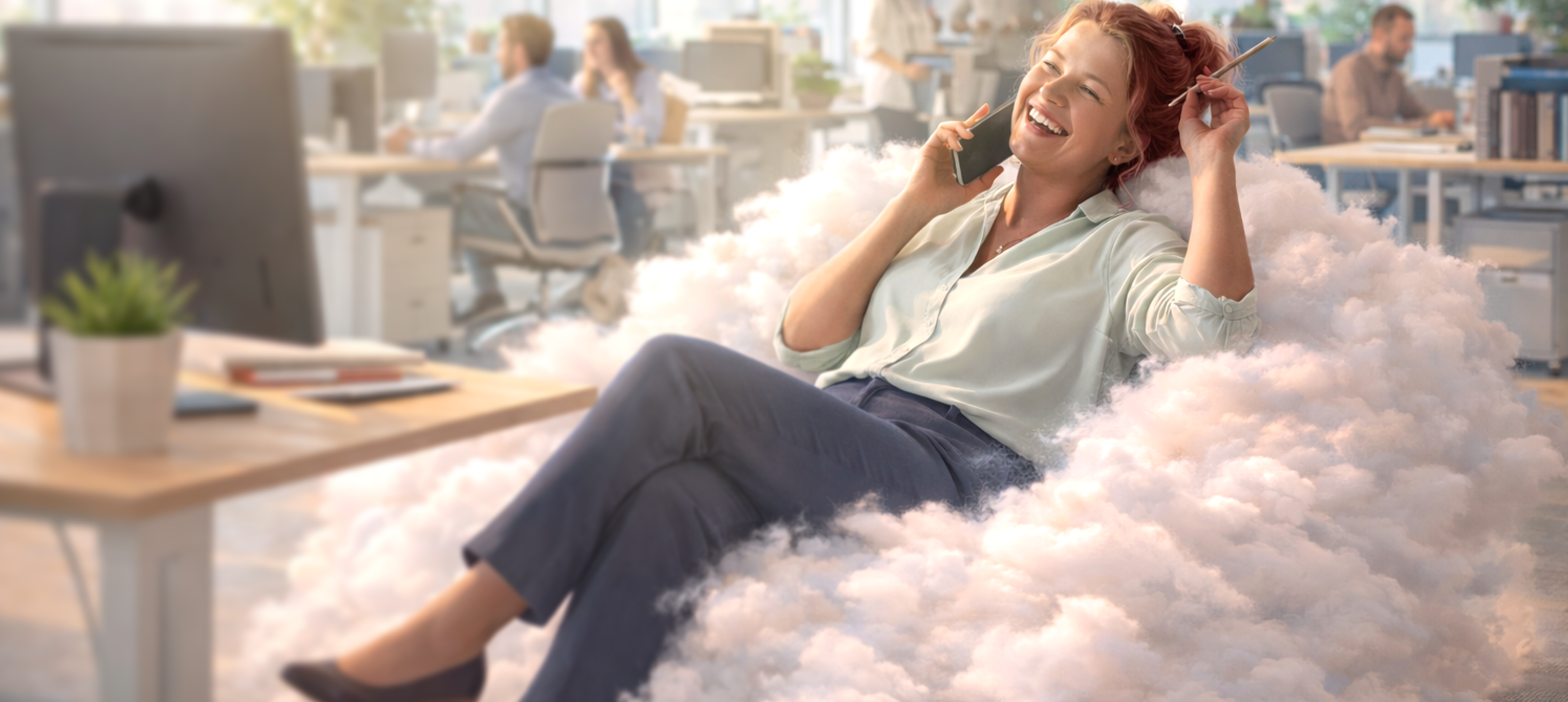 Entspannte Frau auf einer Wolke, während Huunt die Jobsuche mit KI übernimmt